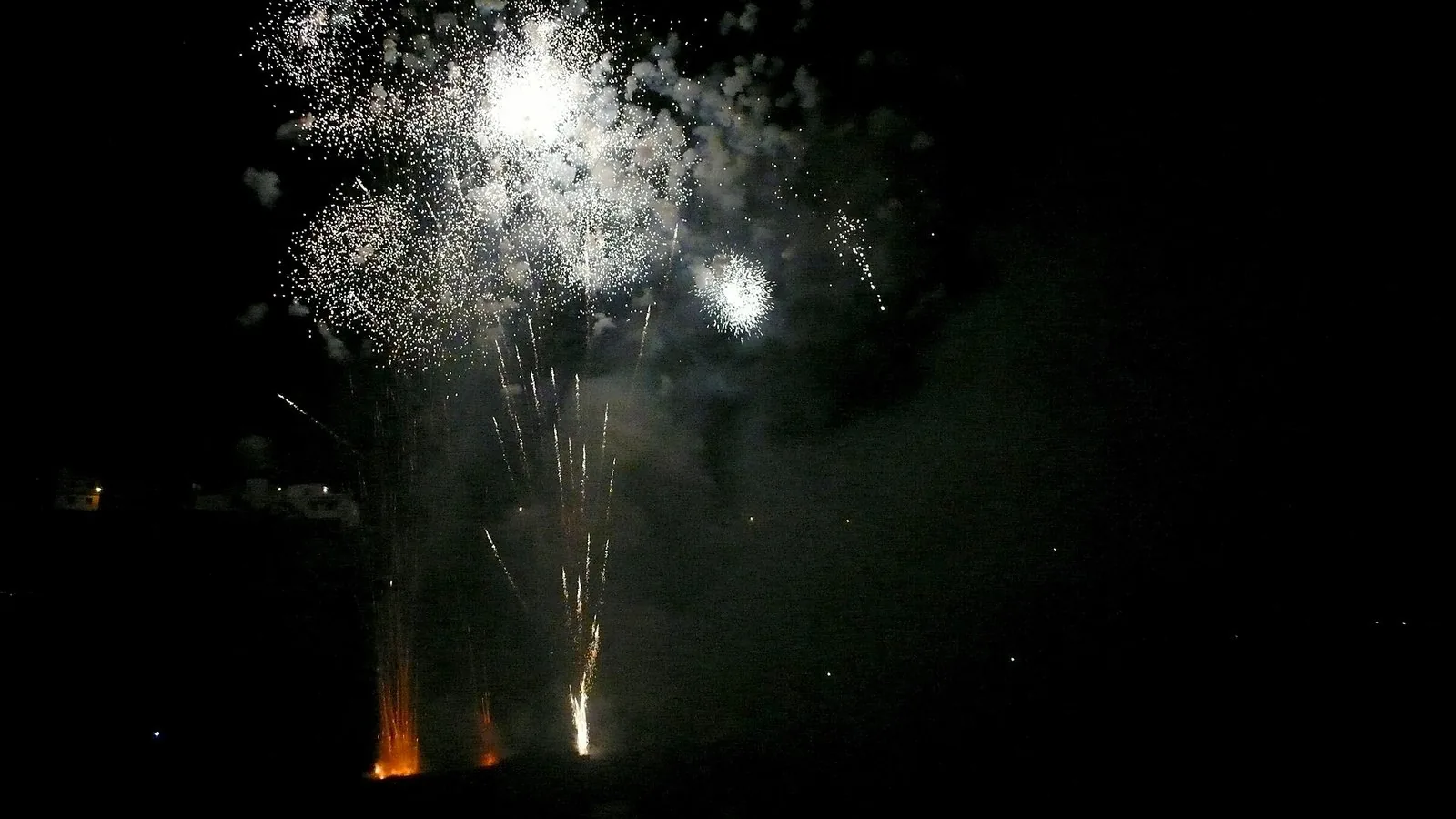 Fuochi d'artificio durante la Fiesta de la Cruz a Los Realejos, Tenerife