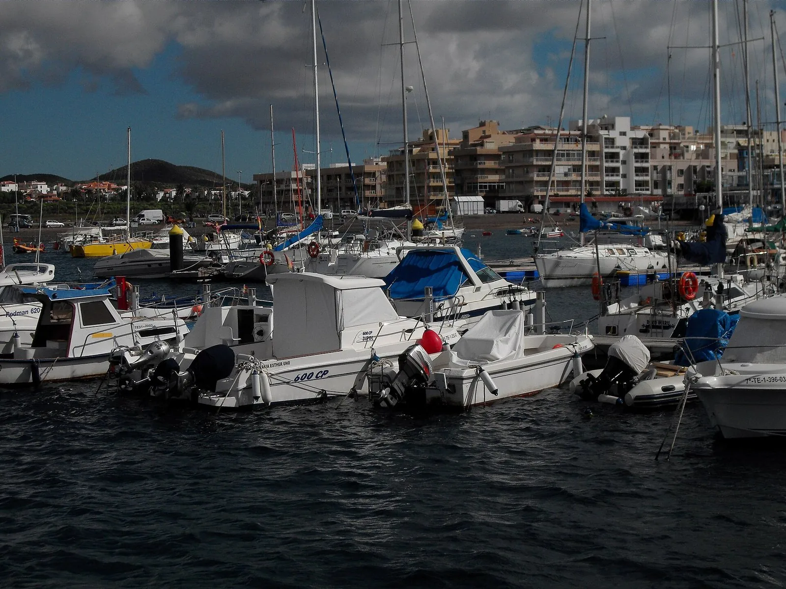 Barche ormeggiate nel porto di Las Galletas, nel sud di Tenerife
