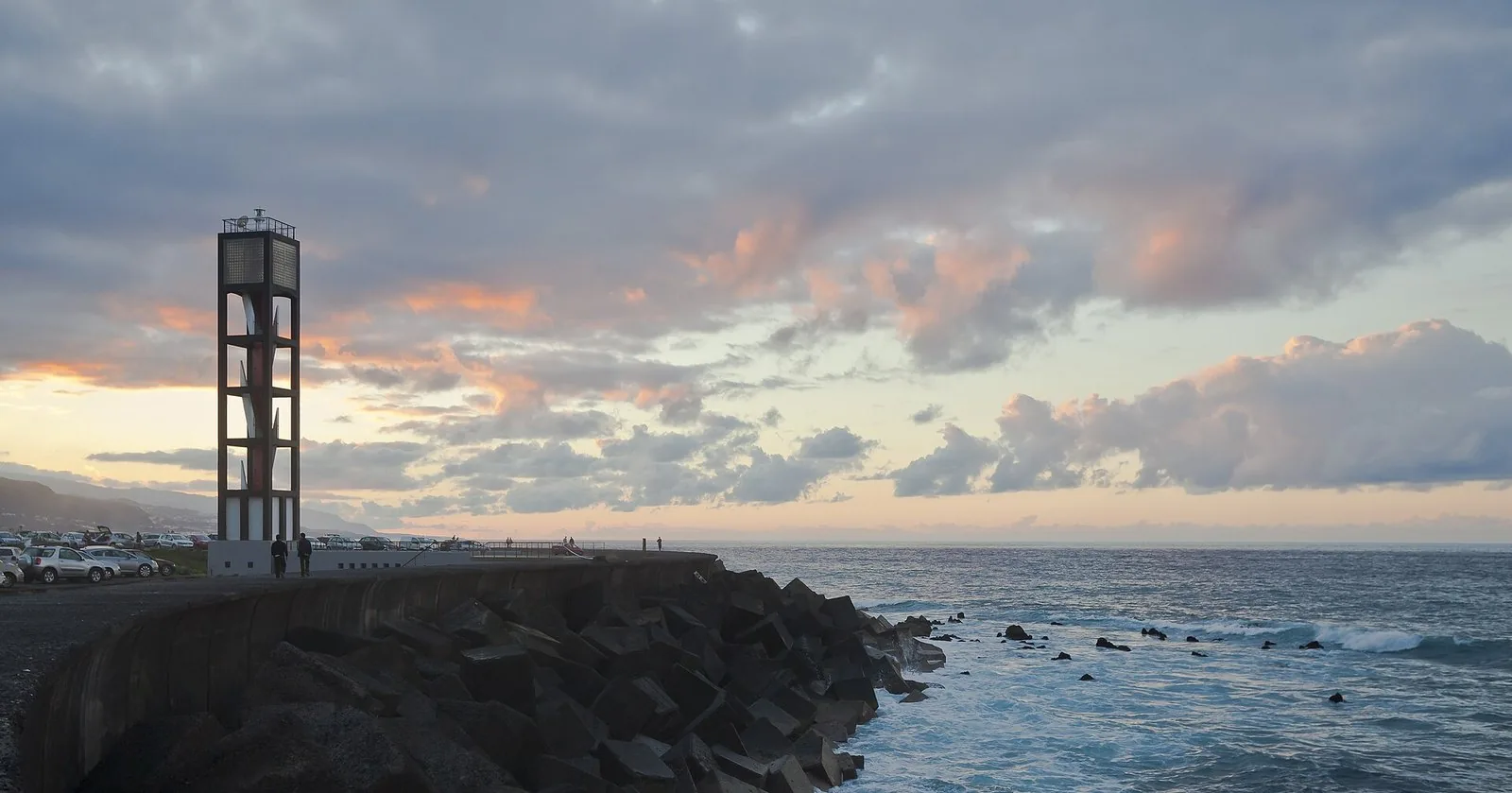 La costa di Tenerife in una giornata invernale al tramonto